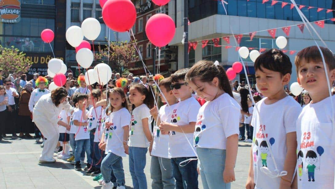 23 Nisan Ulusal Egemenlik ve Çocuk Bayramı Etkinlikleri Çerçevesinde Yürüyüş Düzenledi.