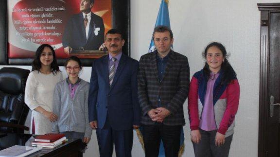 Merkez Ortaokulu öğrencileri ile Okul Müdürü Şinasi KARATAŞ; İlçe Milli Eğitim Müdürü Saygın ATİNKAYAyı ziyaret ettiler.