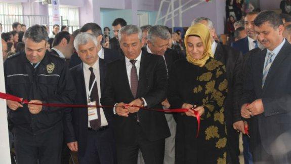 Fatsa Cahit Zarifoğlu Anadolu Lisesi öğrencilerinin hazırladığı 26 projeden oluşan TÜBİTAK 4006 Bilim Fuarının açılışı gerçekleşti.