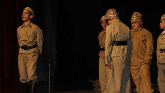 Fatsa Büyükata Ortaokulu öğrencileri Çanakkale Geçilmez adli tiyatro oyununu sergiledi.