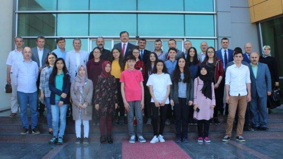 Fatsa ilçesinde 8. Sınıf Ortak Sınavlarda Türkiye birincisi olan Ticaret ve Sanayi Odası (FATSO) tarafından öğrenciler altınla ödüllendirildi.