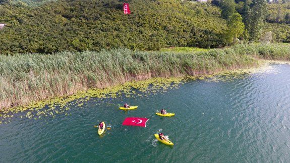 15 Temmuz Şehitlerini Anma Etkinlikleri Kapsamında, Fatsa İlçe Milli Eğitim Bünyesinde Görev Yapan Öğretmenler Tarafından Gaga Gölü nde Türk Bayrağı Açıldı.