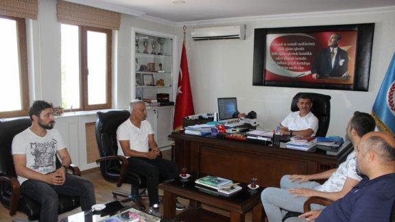 Fatsa Meslek Yüksekokulu öğretim görevlisi Latif BAYRAM ve öğretim görevlileri Fatsa İlçe Milli Eğitim Müdürü Saygın ATİNKAYA´yı  ziyaret ettiler.               