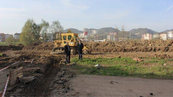  Fatsa İlçe Milli Eğitim Müdürü Saygın ATİNKAYA KHKlara devredilen ve ilkokul olarak açması planlanan okul bahçesi inşaatında  incelemede bulundu.