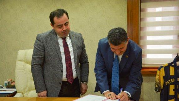 Matematiğe Dokunuyorum projesi imza protokolü  Fatsa Belediye Başkan yardımcısı Muharrem Aktepe ile  İlçe Milli Eğitim Müdürü Saygın Atinkaya arasında imzalandı.