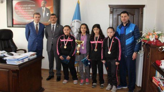  Şehit Hava Pilot Binbaşı Ümit KARAMUSTAFA Ortaokulu Küçük Kızlar Masa Tenisi Takımı Bölge Finallerine Katılmaya Hak Kazandı.