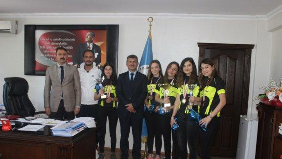 Türkiye Üçüncüsü Necip Fazıl Kısakürek Anadolu Lisesi Kız Bisiklet Takımı