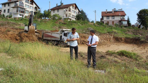 İlçe Milli Eğitim müdürümüz Saygın ATİNKAYA Dolunay Mahallesinde yapımına başlanan Ahmet Sırımsı Anadolu Lisesi İnşaatında incelemelerde bulundu.