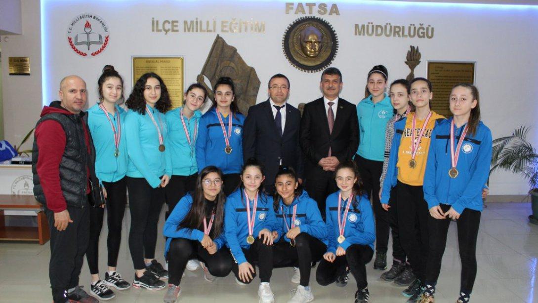 Fatsa Sakarya Ortaokulu Yıldız Kız Voleybol Takımı Oyuncuları, İlçe Milli Eğitim Müdürü Saygın ATİNKAYAyı ziyaret ettiler.  
