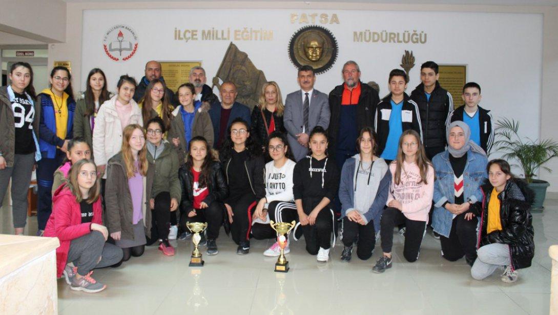 İl birincisi olan Şehit Ümit Karamustafa Ortaokulu Masa Tenisi takımı ve softball da Türkiye üçüncüsü olan takımlar İlçe Milli Eğitim Müdürümüz Saygın ATİNKAYA´yı makamında ziyaret ettiler