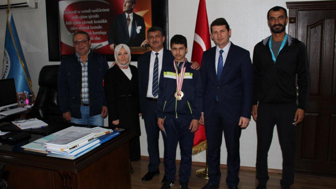 Özel Öğrenciler Atletizm Yarışmasında Türkiye Şampiyonu olan Öğrencimiz İlçe Milli Eğitim Müdürümüz Saygın ATİNKAYyı Ziyaret etti.