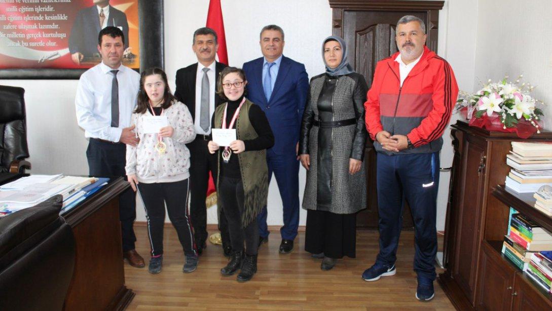 Özel Öğrenciler Atletizm Yarışmasında Türkiye Şampiyonu olan Öğrencilerimiz İlçe Milli Eğitim Müdürümüz Saygın ATİNKAYyı Ziyaret etti.