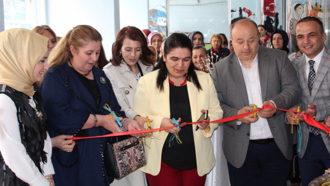 Fatsa Halk Eğitim Merkezi tarafından kurum bünyesinde hazırlanan "Kuyumculuk ve Takı Tasarım" sergisi açıldı.