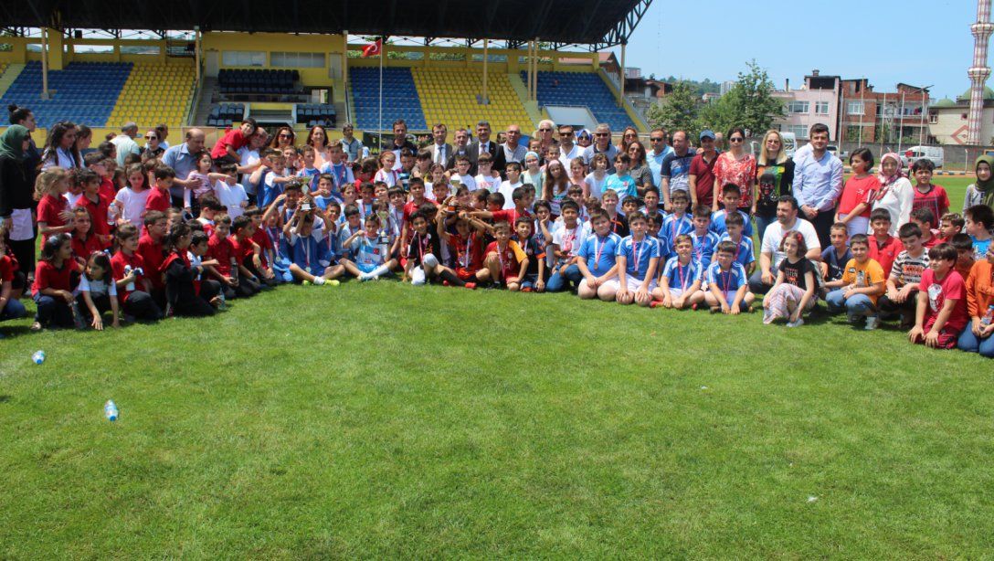 İlçemiz İlkokulları Arasında Düzenlenen Futbol Turnuvası Kupa ve Madalya Töreni Yapıldı. 