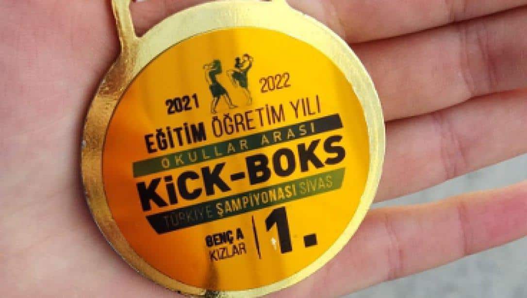  Nazlıcan Parlakyıldız, Okullar Arası Kick Boks Türkiye A Kızlar Kategorisinde Türkiye 1. Olmuştur.