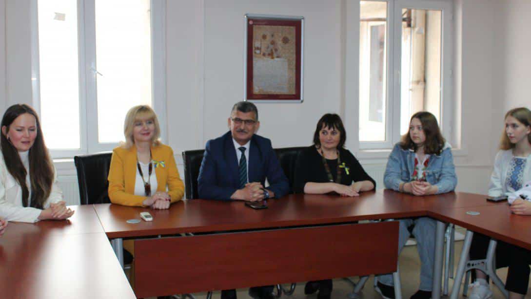Ukraynalı Öğrenciler İlçe Milli Eğitim Müdürümüz Saygın Atinkaya'yı Ziyaret Ettiler