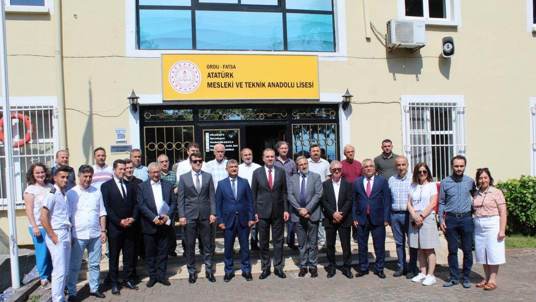 İMEAK Deniz Ticaret Odası Yönetim Kurulu Başkanı Tamer Kıran Atatürk Mesleki ve Teknik Anadolu Lisesini ziyaret etti. 