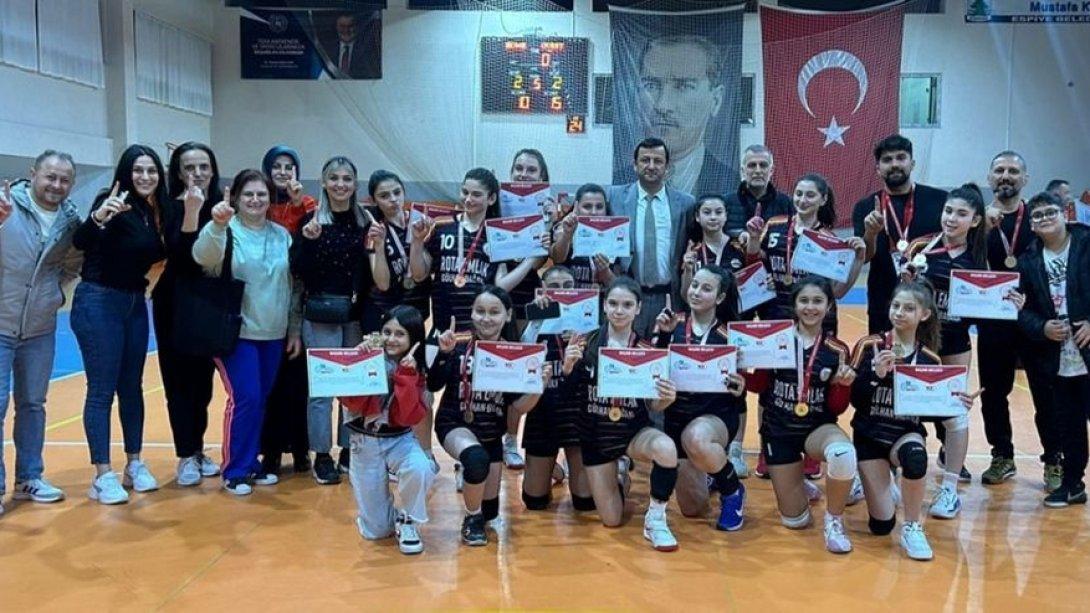 Sakarya Ortaokulu Yıldız Kız Voleybol Takımı Giresun'da Şampiyon Oldu