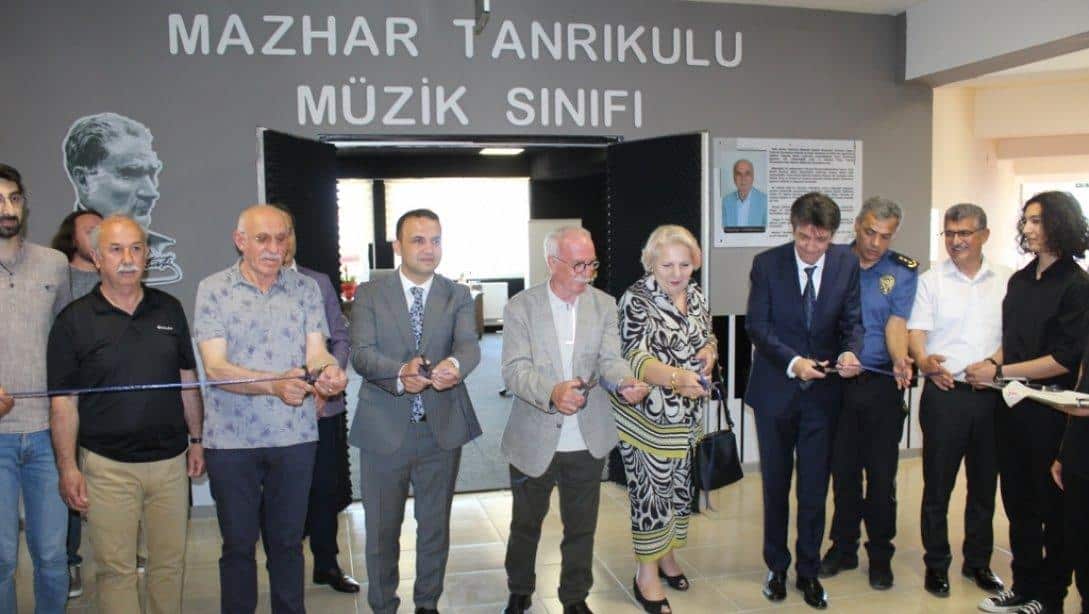 Gazi Mesleki ve Teknik Anadolu Lisesi tarafından düzenlenen TÜBİTAK 4006 Bilim Fuarı ve Mazhar Tanrıkulu Müzik Sınıfı'nın açılışları gerçekleştirildi.