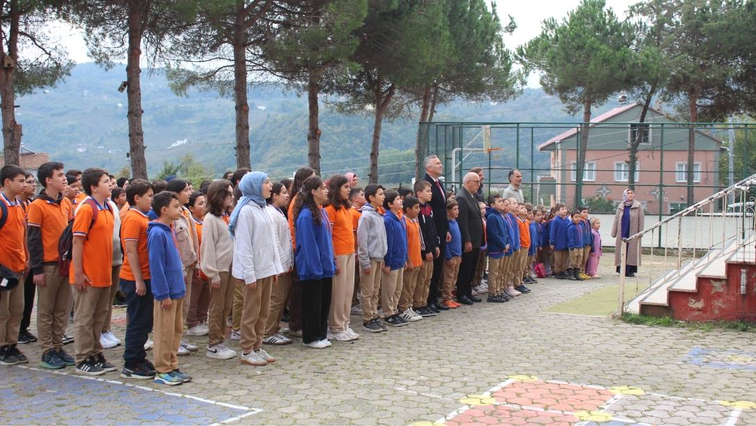 Müdürümüz Suat Evin, Hasan Yahşi İlkokulu-Ortaokulunu Bayrak Törenine Katıldı. 