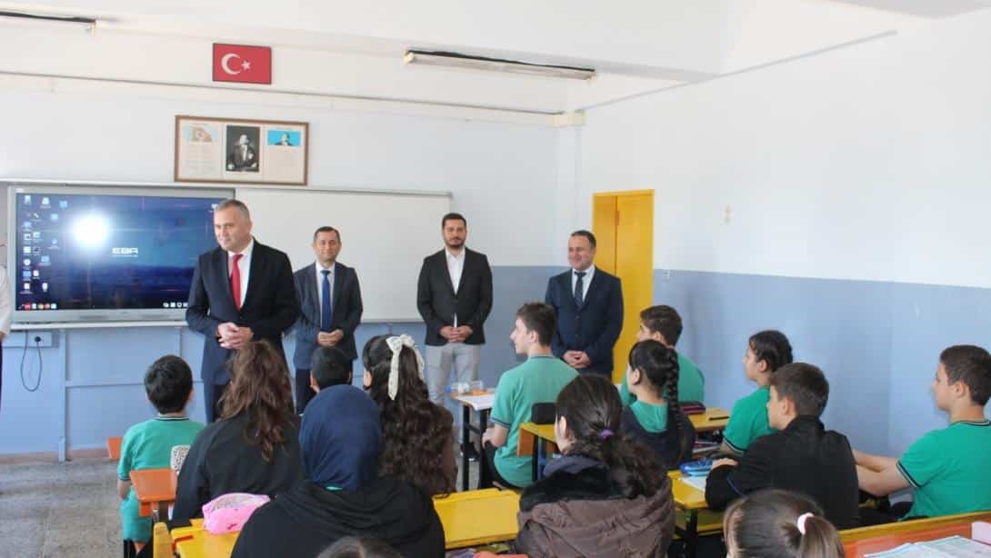 Müdürümüz Suat Evin Şehit Ümit Karamustafa Ortaokulunda Öğretmen ve Öğrencilerle Bir Araya Geldi 